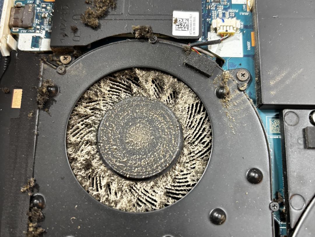 Interior laptop ASUS plin de praf — necesită curățare urgentă