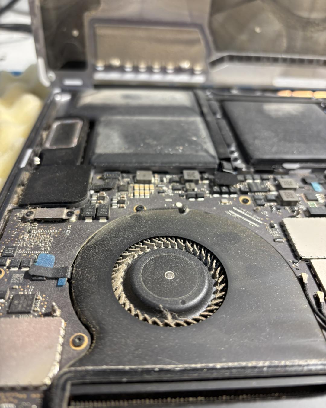 Interior laptop HP cu praf acumulat pe ventilator și radiator