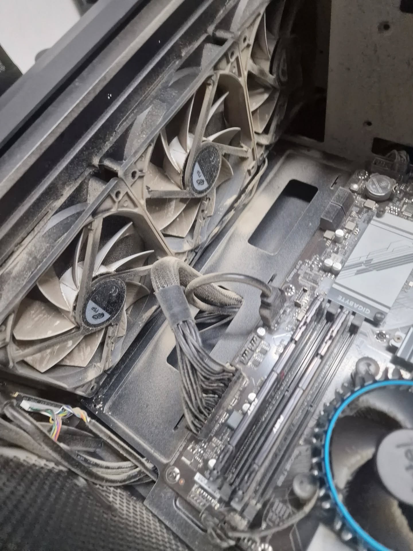Interior PC gaming cu acumulare masivă de praf pe radiator