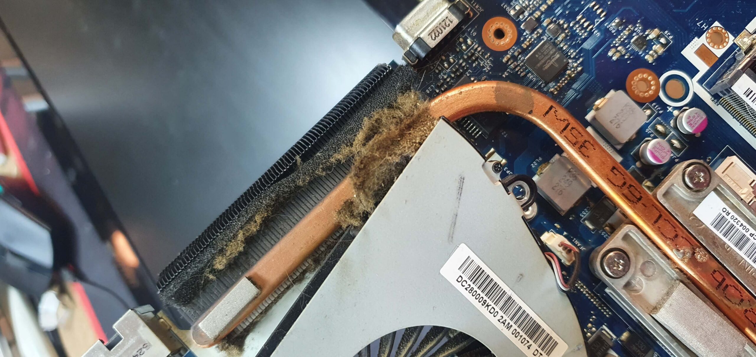 Interior laptop ASUS plin de praf — curățare la domiciliu în Colentina Sector 2