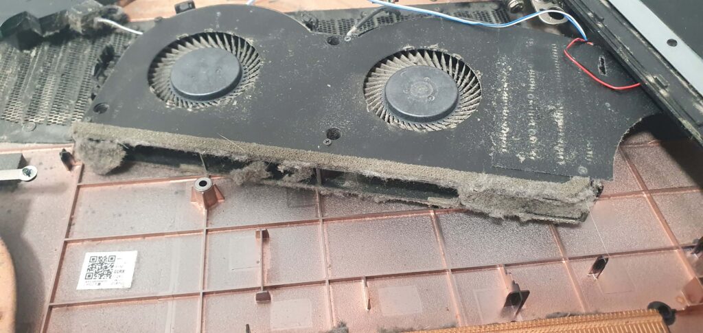Ventilator laptop plin de praf — semn că e timpul pentru curățare