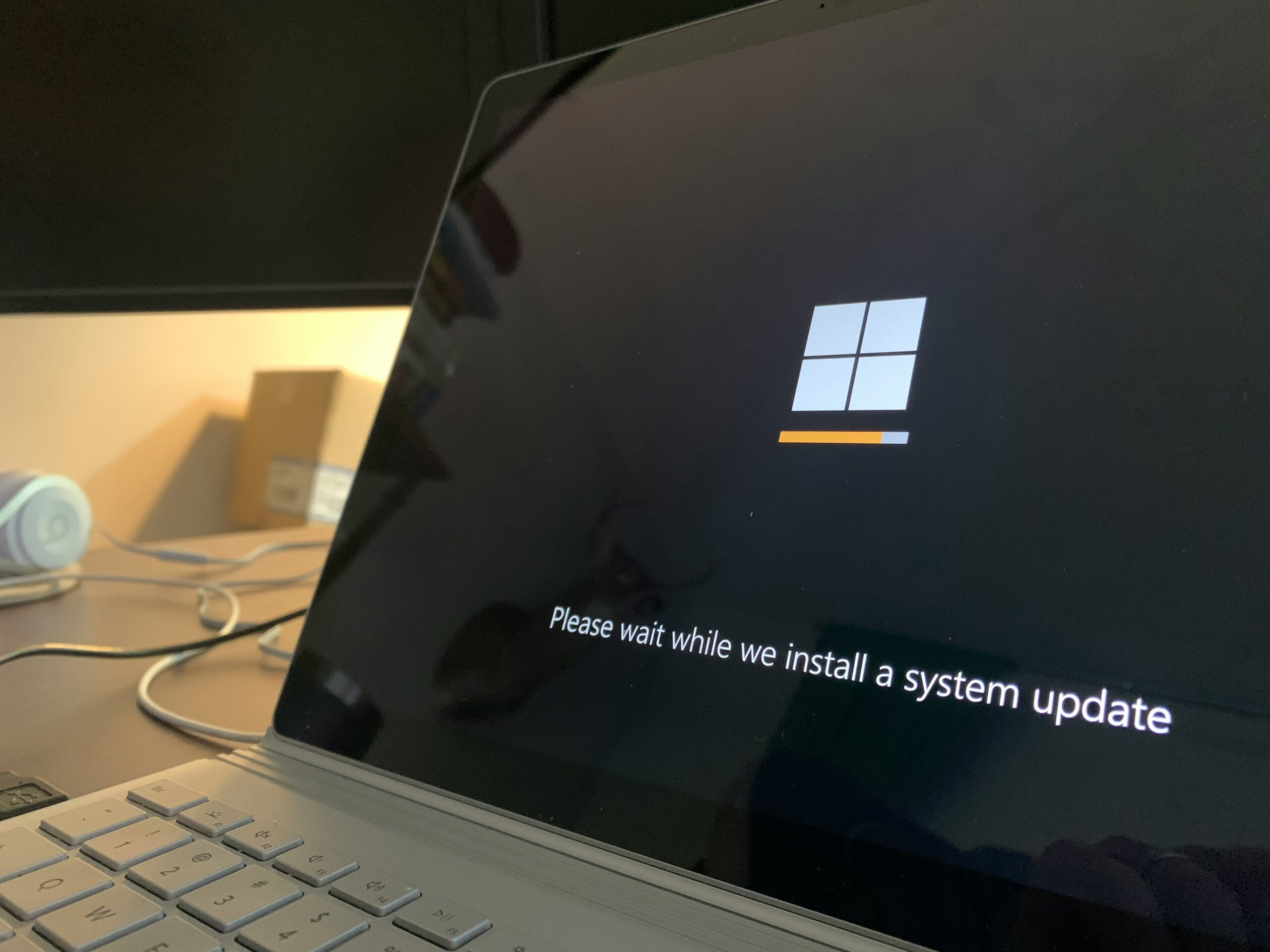 Laptop sau PC care nu pornește — problema frecventă rezolvată prin reinstalare Windows