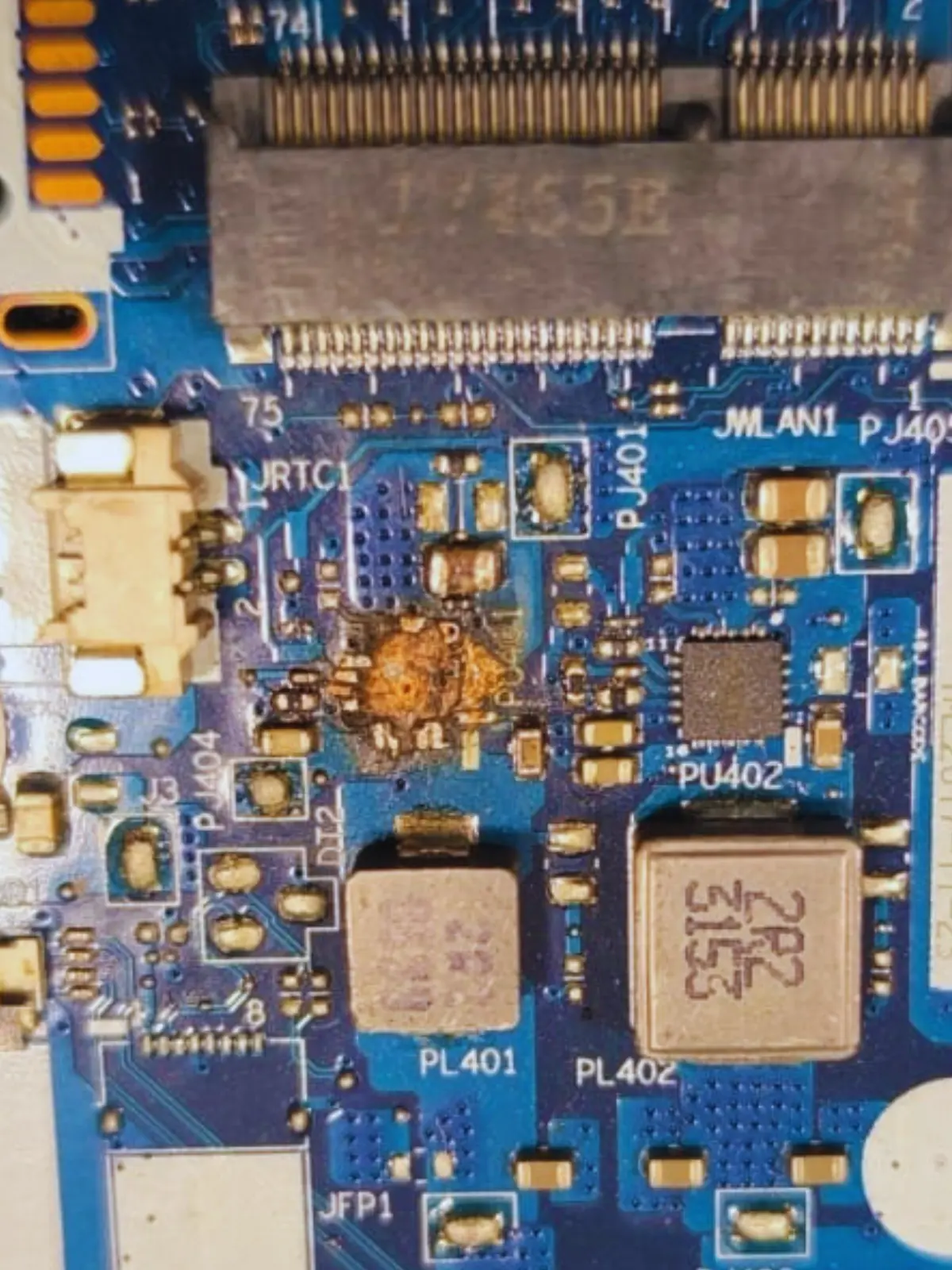 Reparatie scurt alimentare laptop la domiciliu