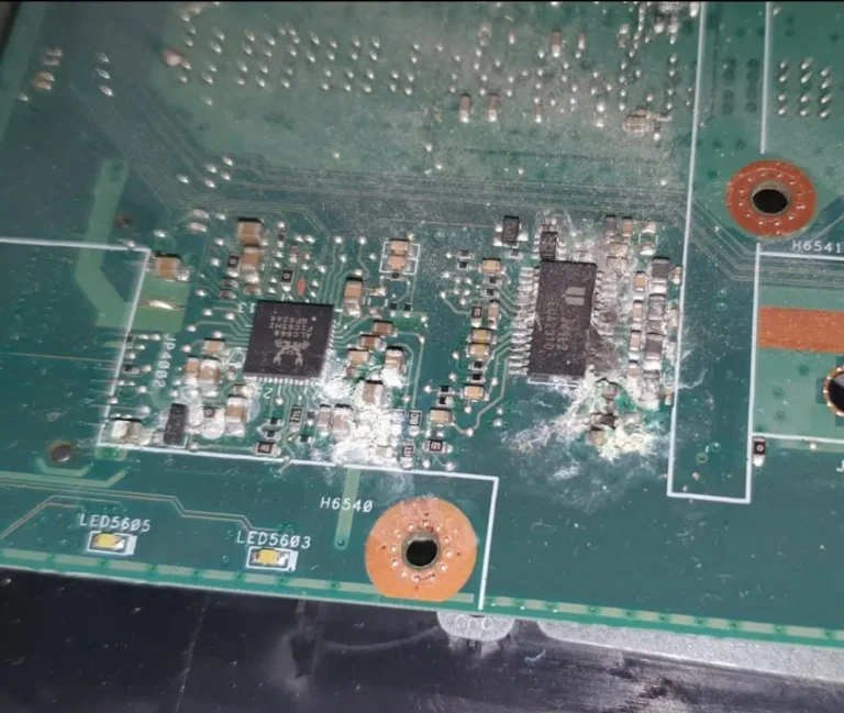 Reparație ASUS ROG G751J – Contact Lichid pe Placa de Bază, Curățare Oxid și Refacere Lipituri