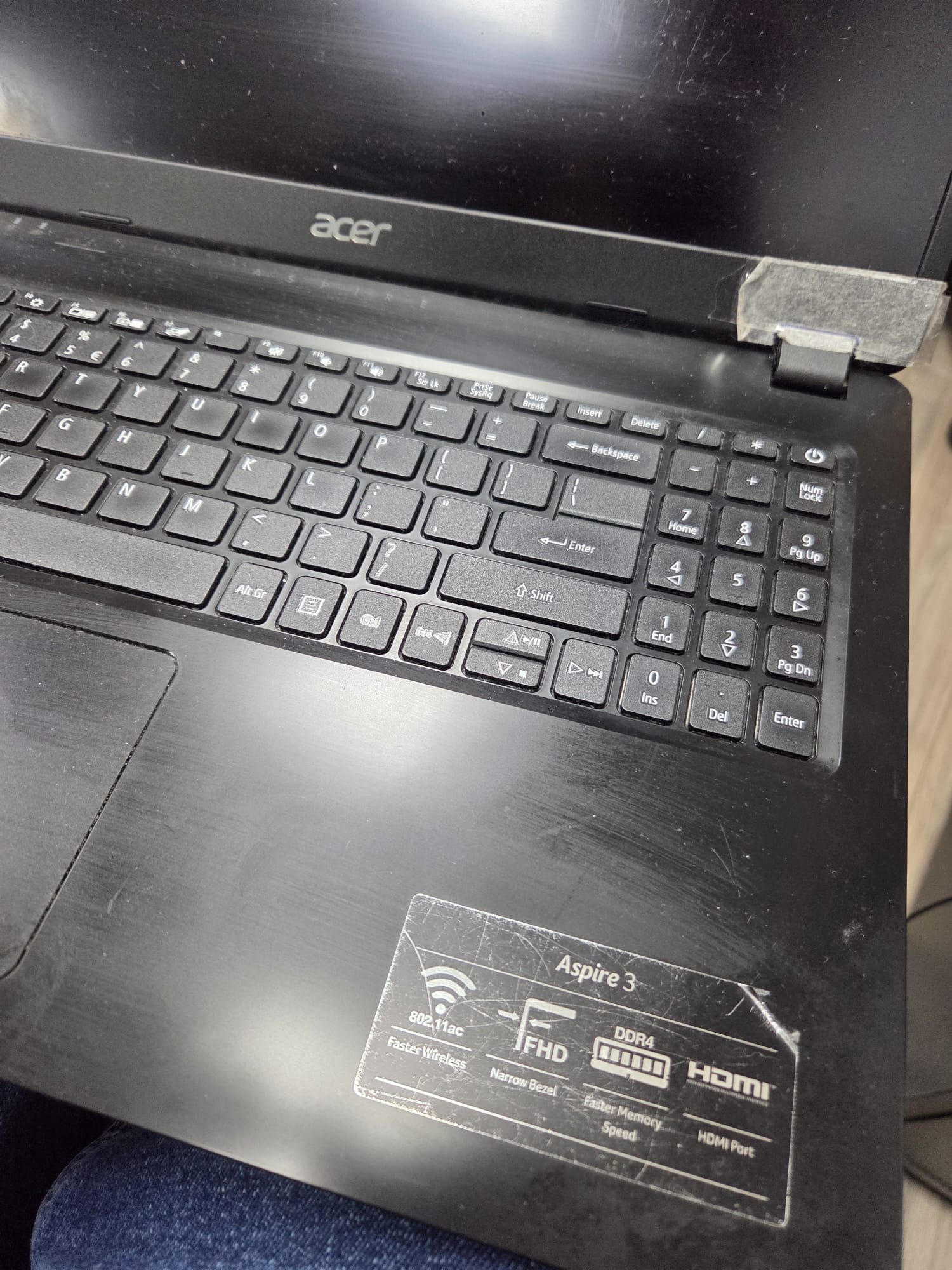 Reparatie balamale Acer Aspire A315 la domiciliu - balama dreapta rupta