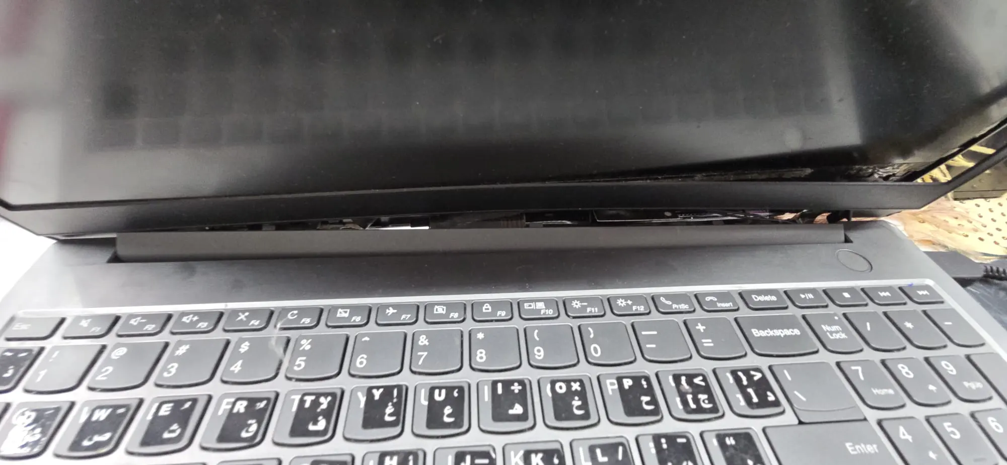 Balama display rupta la Lenovo ThinkBook 15, inainte de reparatie