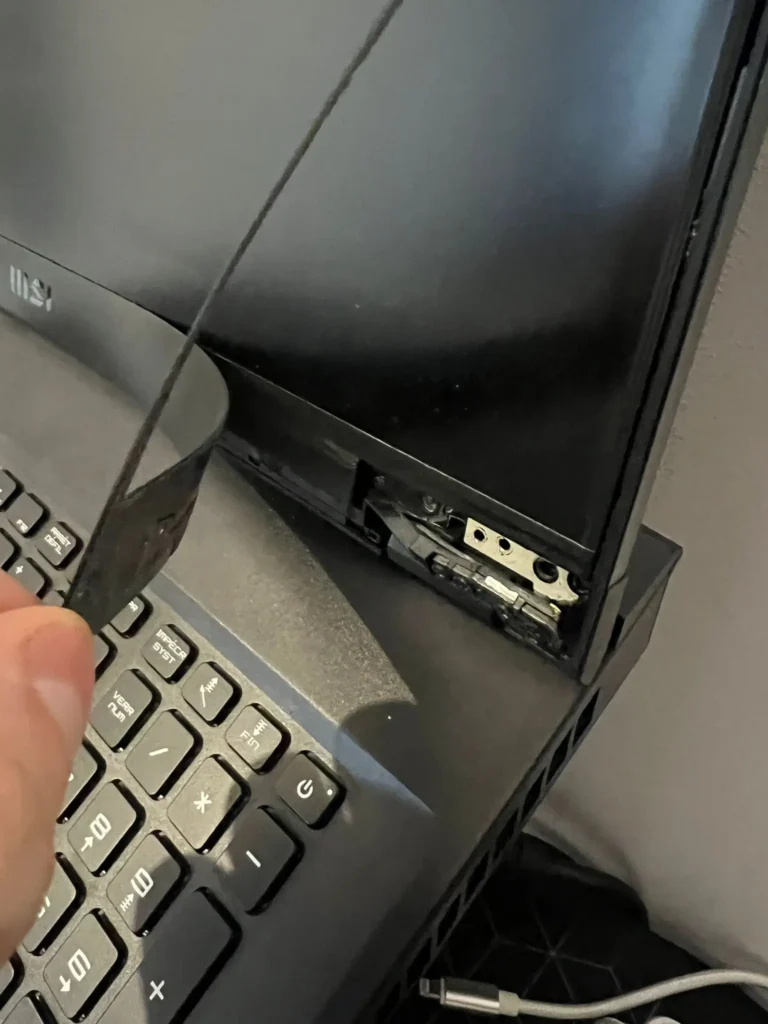 Reparație balama MSI Vector 76: cauza reală și cum o previi