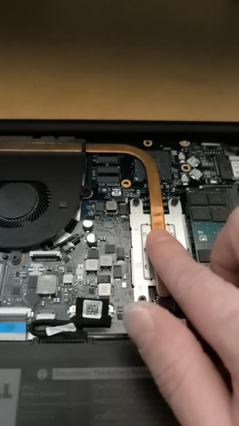 Dell Inspiron 3585 — heatpipe îndoit la alt service, sistem de răcire înlocuit la atelier